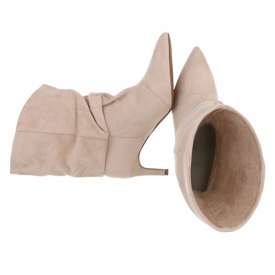Beige suède enkellaarzen met elegante plooien en hak-Maryse  
