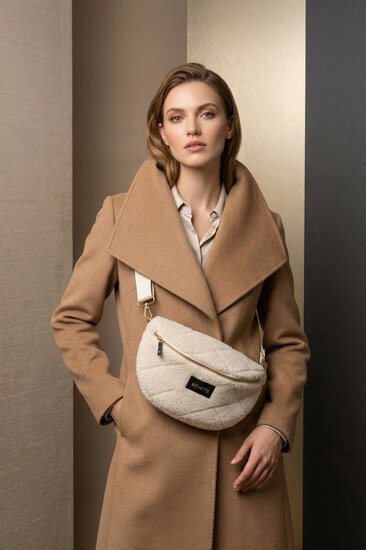 Beige teddy crossbody tas met gouden details