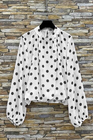 Elegante witte blouse met zwarte stippen en volumineuze mouwen