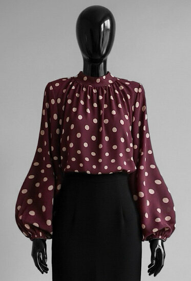 Elegante bordeaux blouse met beige stippen en volumineuze mouwen