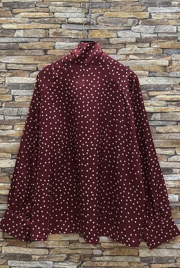 Elegante bordeaux blouse met stippen en strik