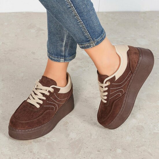 Bruine sneakers met chunky zool en beige details-Chata