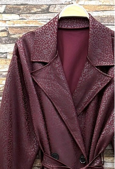Bordeaux trenchcoat met ceintuur en print