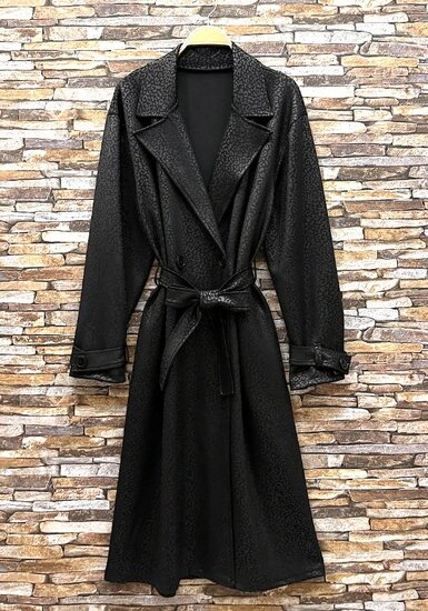 Zwarte trenchcoat met ceintuur en print
