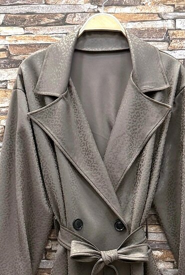 Taupe trenchcoat met ceintuur en print