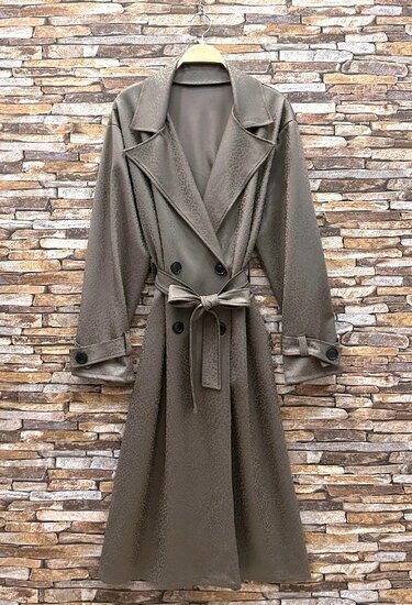 Taupe trenchcoat met ceintuur en print