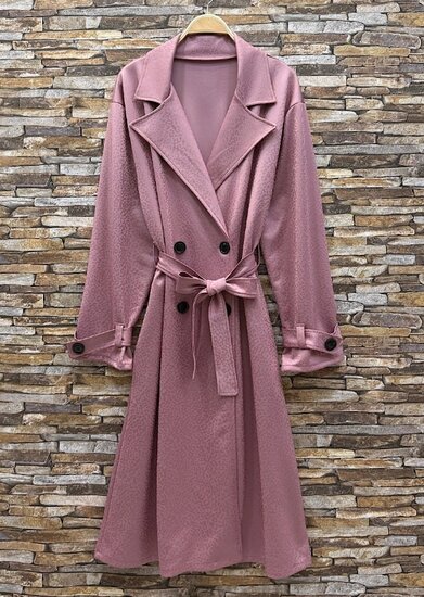 Roze trenchcoat met ceintuur en print
