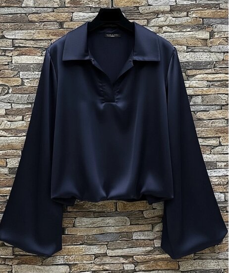 Luxe donkerblauwe satijnen blouse – Made in Italy