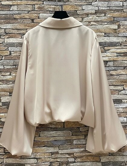 Luxe beige satijnen blouse – Made in Italy