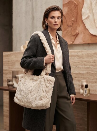 Beige fake fur tas