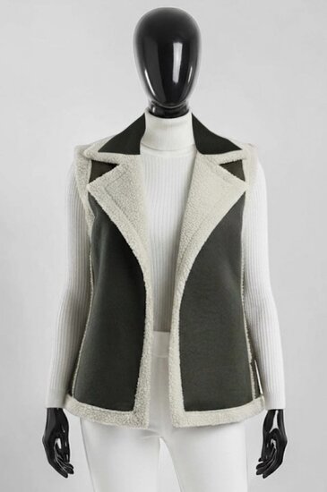 Luxe kakigroene bodywarmer met teddy afwerking