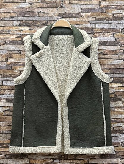 Luxe kakigroene bodywarmer met teddy afwerking