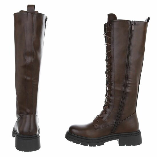 Bruine hoge veterboot Marja 