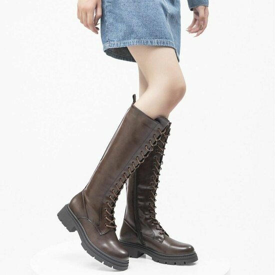 Bruine hoge veterboot Marja 