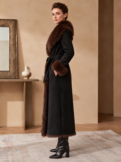 Zwarte lange suède jas met bruine faux fur kraag