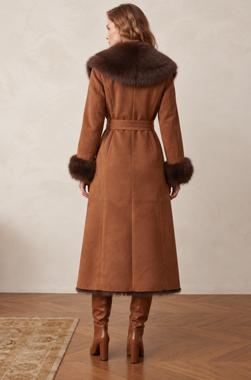 Camel lange suède jas met bruine faux fur kraag