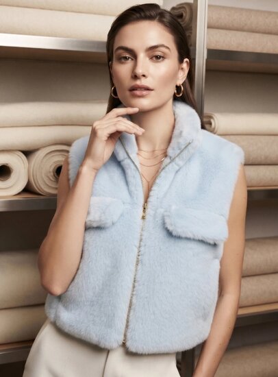Licht blauwe bodywarmer in teddy fleece
