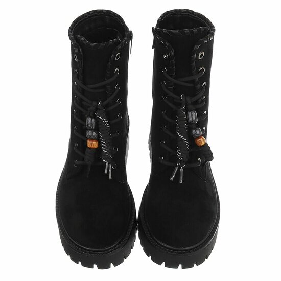 Zwarte suède veterboots met grove zool