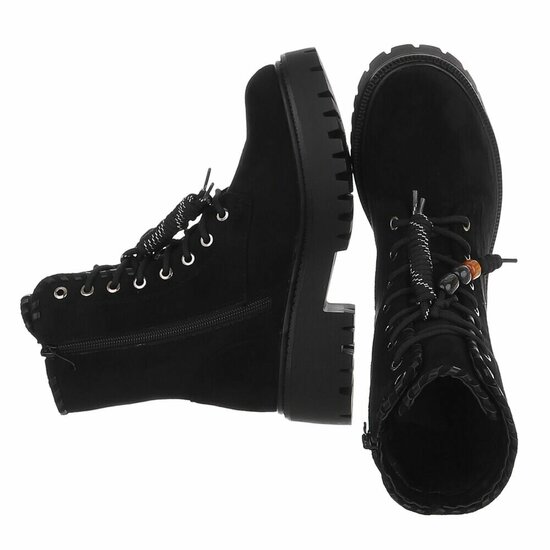 Zwarte suède veterboots met grove zool