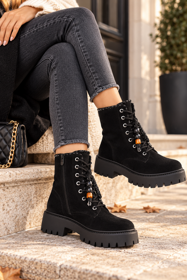 Zwarte suède veterboots met grove zool