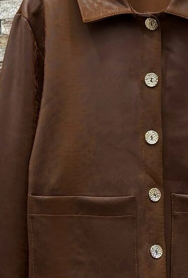 Bruine jacket met glanzende structuur en sierknopen