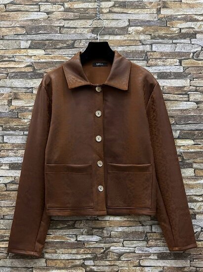 Bruine jacket met glanzende structuur en sierknopen