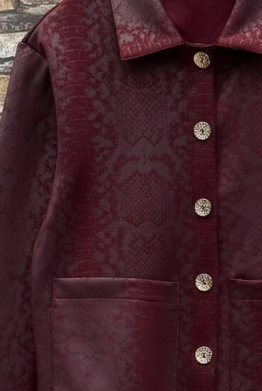 Bordeaux jacket met glanzende structuur en sierknopen