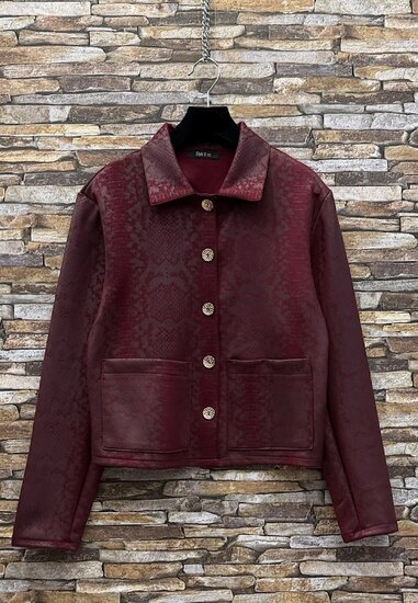 Bordeaux jacket met glanzende structuur en sierknopen