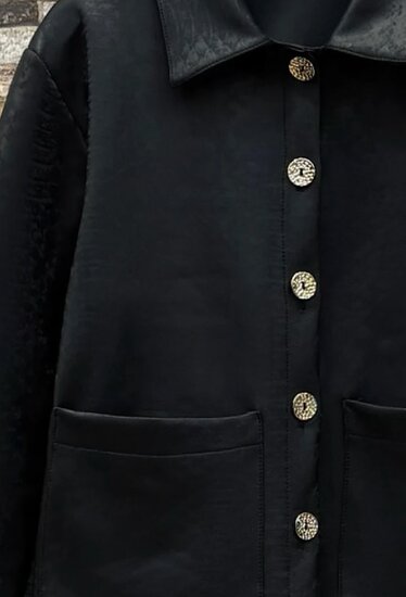Zwarte jacket met glanzende structuur en sierknopen