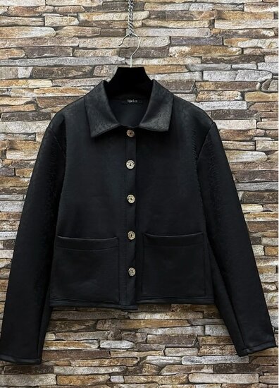 Zwarte jacket met glanzende structuur en sierknopen