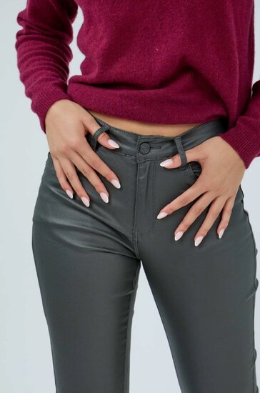 Kaki groene slim fit leatherlook broek