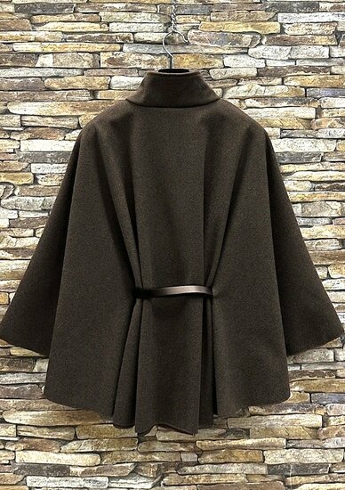 Donkerbruine cape jas met elegante ceintuur