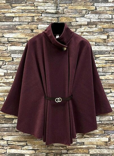 Bordeaux cape jas met elegante ceintuur