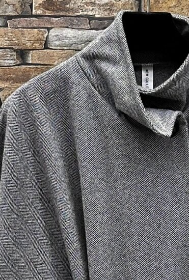 Grijze cape jas met elegante ceintuur