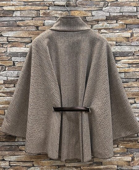Taupe cape jas met elegante ceintuur