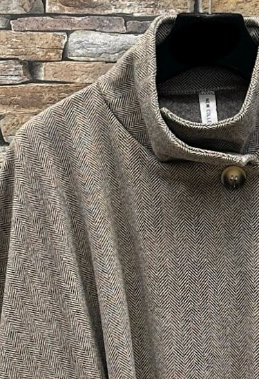 Taupe cape jas met elegante ceintuur