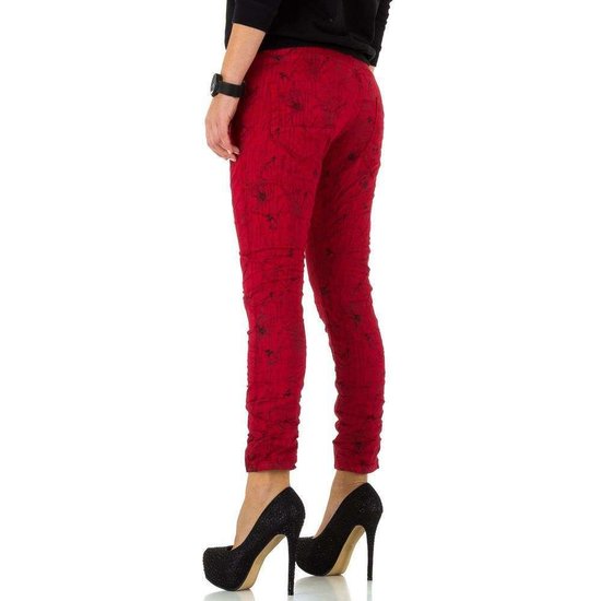 Jeans red met black prints.