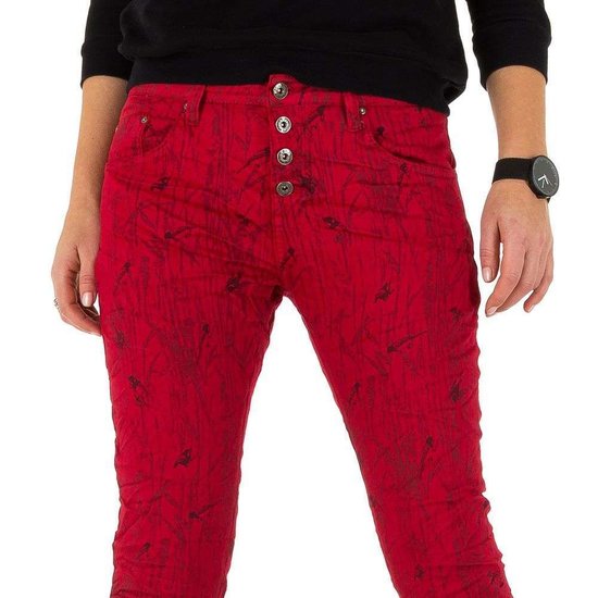 Jeans red met black prints.