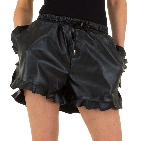 Zwarte short in leather look.