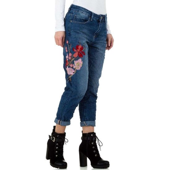 Jeans met broderie en strass.