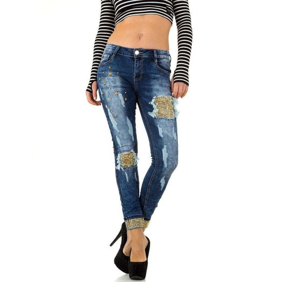 Destroyed jeans met gouden versiering.