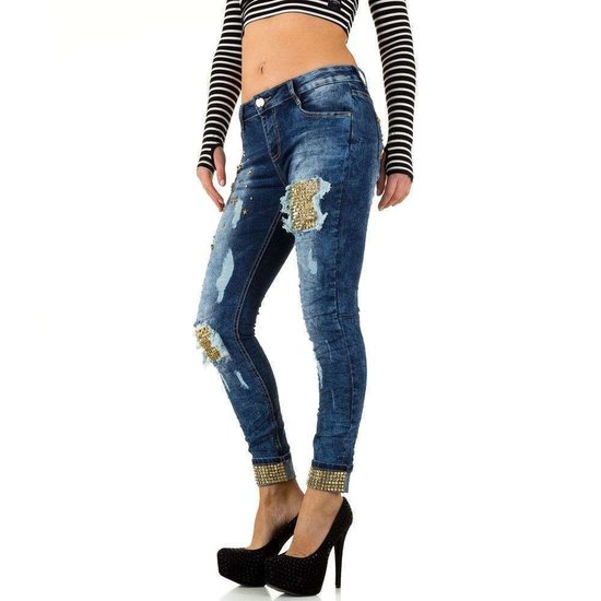 Destroyed jeans met gouden versiering.