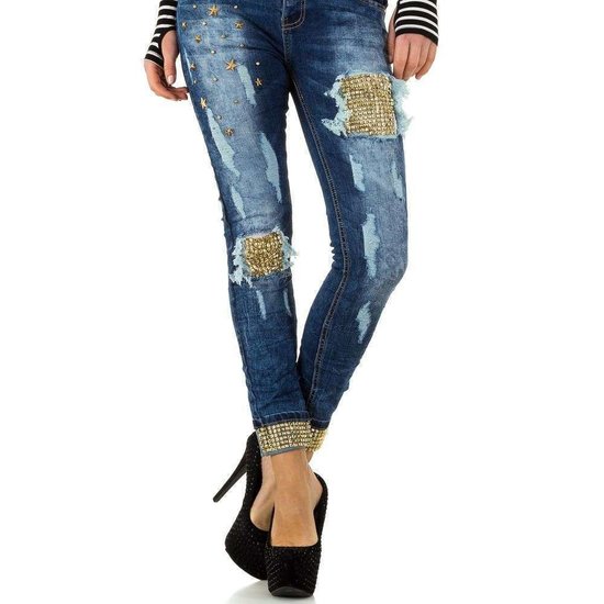 Destroyed jeans met gouden versiering.