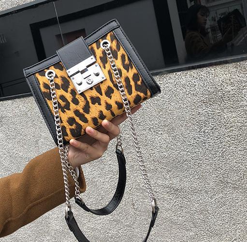 Schoudertas met leopard print.Zwart-geel.