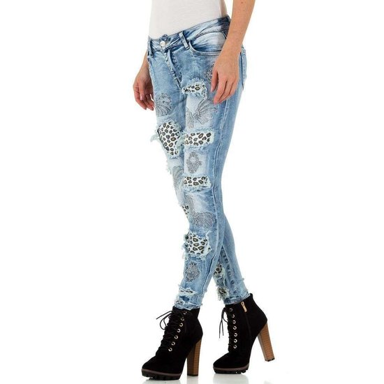 Destroyed bleu jeans met versiering en leopard print.