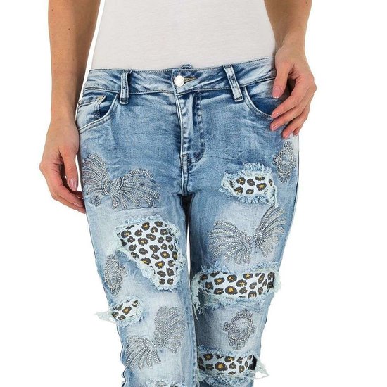 Destroyed bleu jeans met versiering en leopard print.