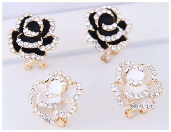 Boucles d'oreilles motif fleur .