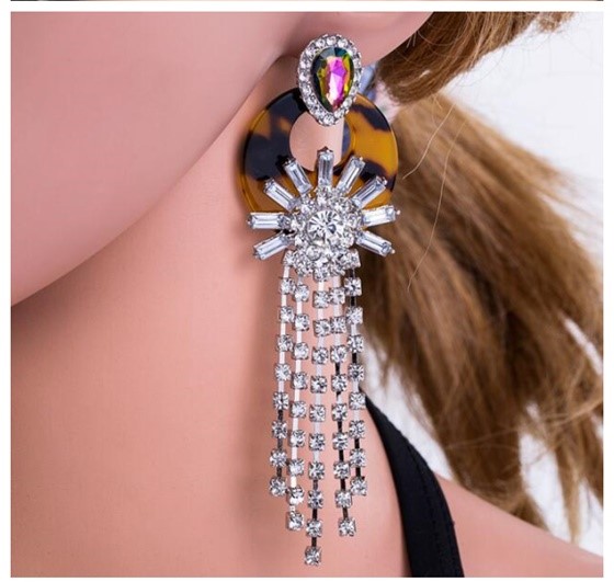 Oorbellen langwerpig met brillant effect.