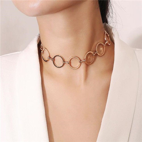 Choker met ringen.