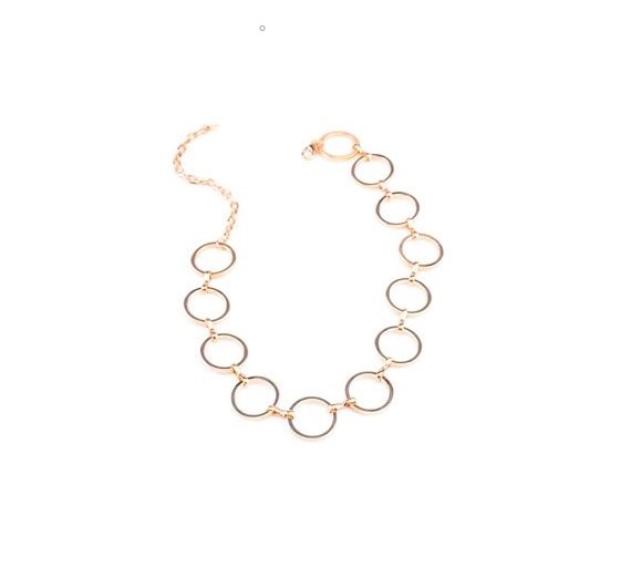 Choker met ringen.